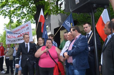 Manifestowali pod sądem, który odebrał kobiecie dwie córki  - 4