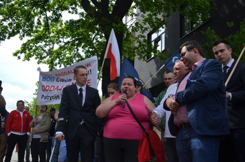Manifestowali pod sądem, który odebrał kobiecie dwie córki –