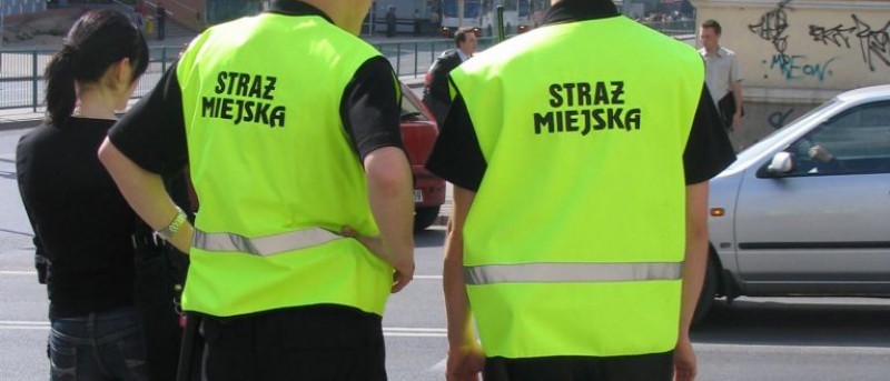 Strażnik strażników miejskich - nagrywa ich wykroczenia - fot. Wikimedia Commons