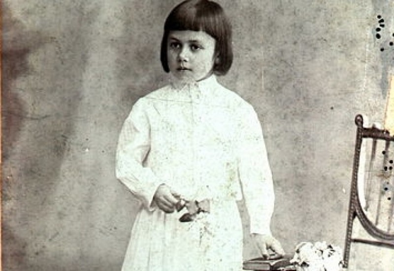 Organizacja komunijnego przyjęcia? Kilka tysięcy złotych - Początek XX w. na zdjęciu mała Felicja uwieczniona z okazji pierwszej komunii świętej ; fot. Wikimedia Commons