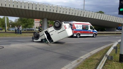 Tragiczny wypadek pod Długołęką, dachowanie na placu Społecznym we Wrocławiu (FOTO)