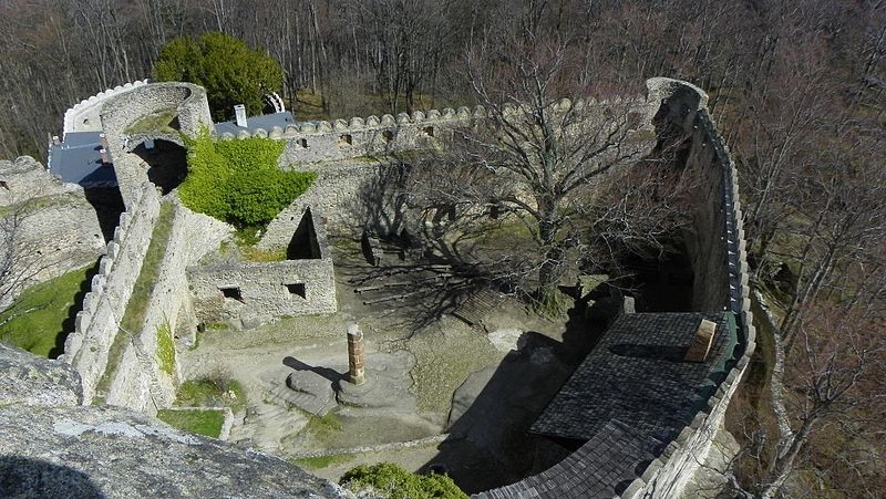 Zamykają część zamku Chojnik, bo spadają kamienie - fot. Alfista33/Wikipedia; pozostałe zdjęcia: Piotr Słowiński (Radio Wrocław)
