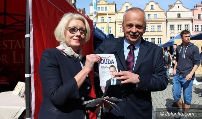 Zawiła o zdjęciu z ulotką Dudy: Głosujcie na Komorowskiego - Fot. www.jelonka.com