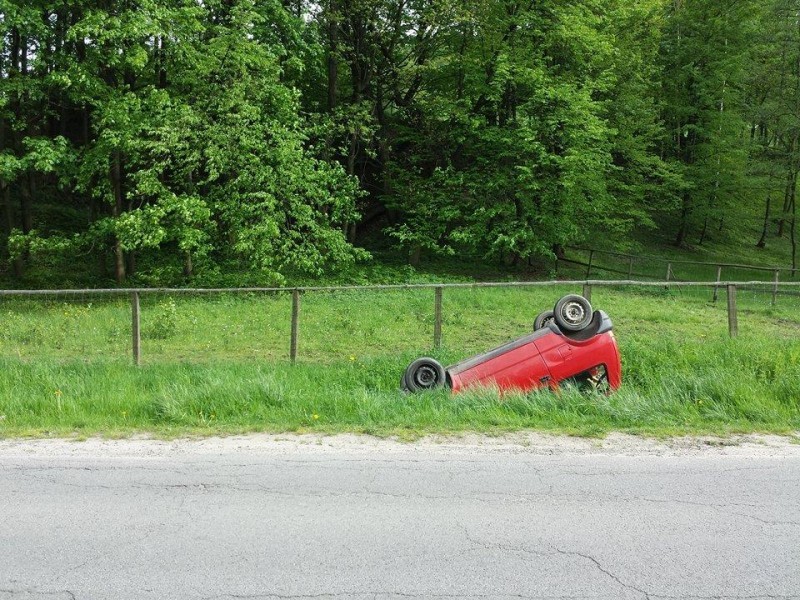 Dla zabawy postawili auto na dachu. Razem mieli 9 promili - FOT. TV Sudecka
