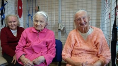 W wolnym czasie strzygą pensjonariuszy domu seniora - 4