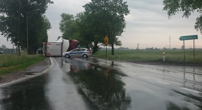 W Kobierzycach przewróciła się ciężarówka (Foto) - 1