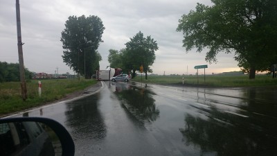 W Kobierzycach przewróciła się ciężarówka (Foto) - 2