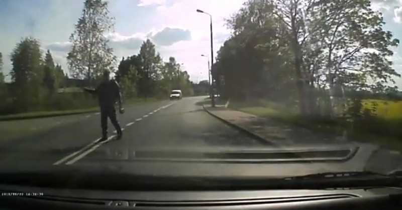 Pędził autem 137 km/h w terenie zabudowanym i choć go złapali, mógł pojechać dalej (FILMY) - Kadr z filmu w YouTube