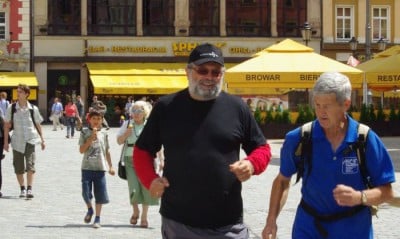 Sergiusz Najar przegrał zakład i obiegł Ratusz (Zobacz) - 1