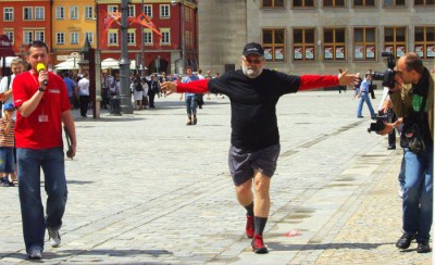 Sergiusz Najar przegrał zakład i obiegł Ratusz (Zobacz) - 3
