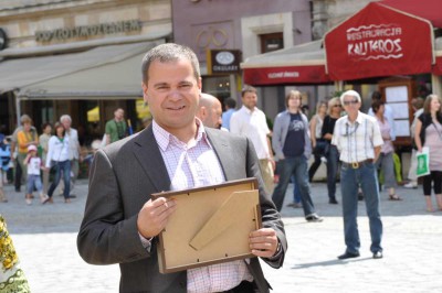Sergiusz Najar przegrał zakład i obiegł Ratusz (Zobacz) - 13