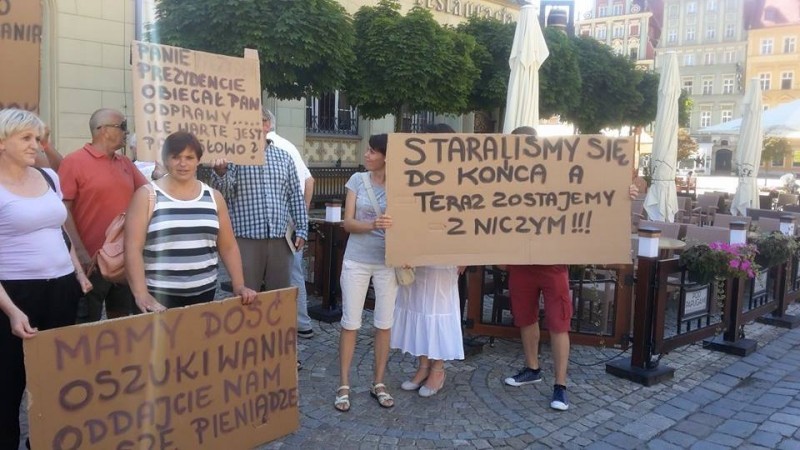 Byli pracownicy Fagora przed magistratem - fot. Gregor Niegowski (Radio Wrocław)