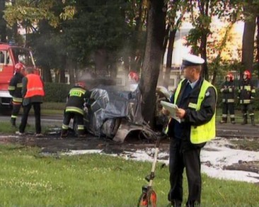 Policja zna już tożsamość mężczyzn, którzy spłonęli w aucie na ul. Mickiewicza - Zdjęcie: serwis internetowy TVP Wrocław 