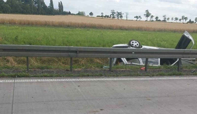 Dachowanie na A4: Auto przeleciało nad barierą? (FOTO) - fot. Michał Nowakowski