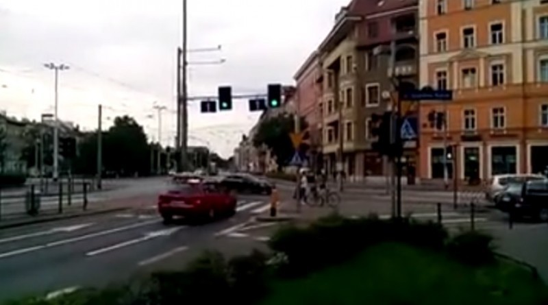 Zielona fala jechać nie pozwala. Tutaj łatwo o wypadek (FILM) - 