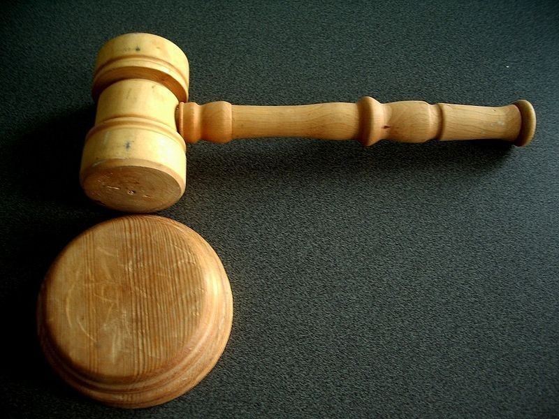 Nowa procedura karna. Sędzia arbitrem, strony z dowodami - wikimedia.org