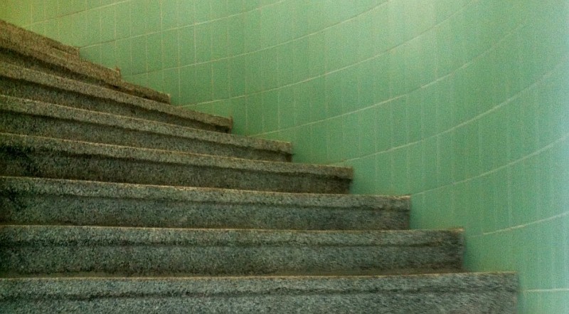 Rehabilitacja na basenie? Najpierw pokonaj schody - fot. Elżbieta Osowicz
