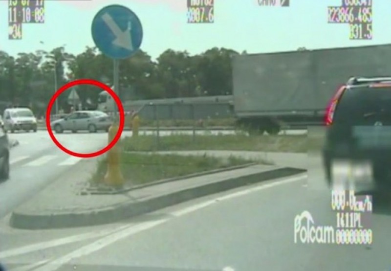 Wjechał samochodem na rondo „pod prąd” (ZOBACZ WIDEO) - fot. www.dolnoslaska.policja.gov.pl