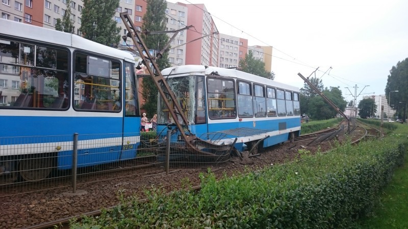 Wrocław: Wykoleił się tramwaj linii 7 na Żmigrodzkiej - fot. Magdalena Charasimiuk