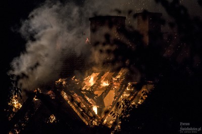 Świebodzice: Ogień na poddaszu opuszczonego budynku (FOTO) - 3