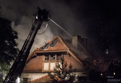 Świebodzice: Ogień na poddaszu opuszczonego budynku (FOTO) - 4