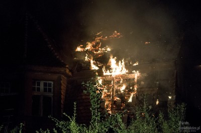 Świebodzice: Ogień na poddaszu opuszczonego budynku (FOTO) - 7