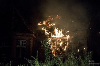 Świebodzice: Ogień na poddaszu opuszczonego budynku (FOTO)