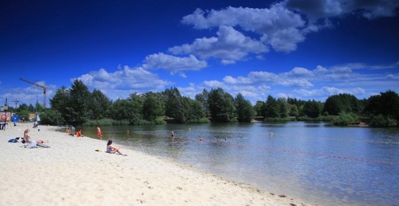 Zaśmiecona plaża przy Królewieckiej - fot. wroclaw.pl