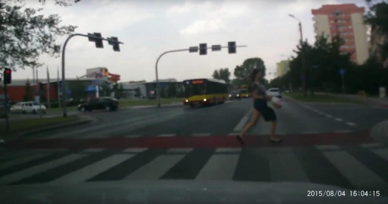 O krok od tragedii. Kobieta przebiega przez jezdnię (FILM) - fot. YouTube