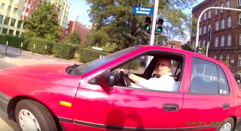 Rowerzyści na zielonym kontra kierowca w czerwonym (FILM) - fot. YouTube