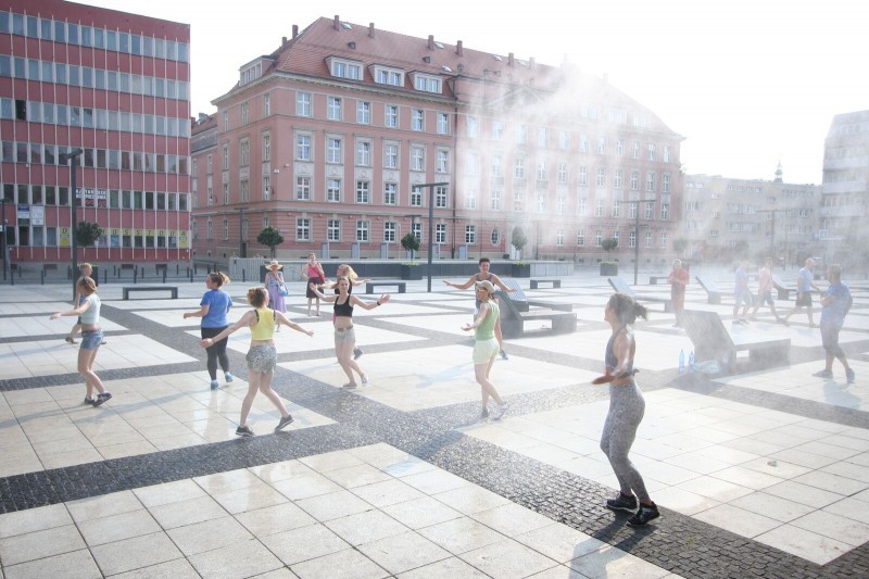 Weekendowa joga śmiechu oraz mądre pokonywanie bólu głowy w Centrum Stworzone dla Zdrowia na Placu Nowy Targ - mat. prasowe