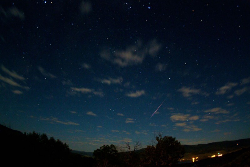 Noc Perseidów - niebo spadających gwiazd - fot. NASA
