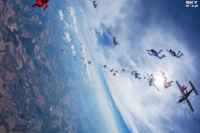 Stu skoczków pobiło rekord Polski w SkyDivingu (FOTO) - fot. Skydive.pl