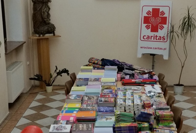 Caritas rozdała wyprawki uczniom z ubogich rodzin - wroclaw.caritas.pl