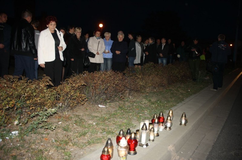 Legnica: Spotkanie milczenia po tragicznym wypadku - fot. Andrzej Andrzejewski