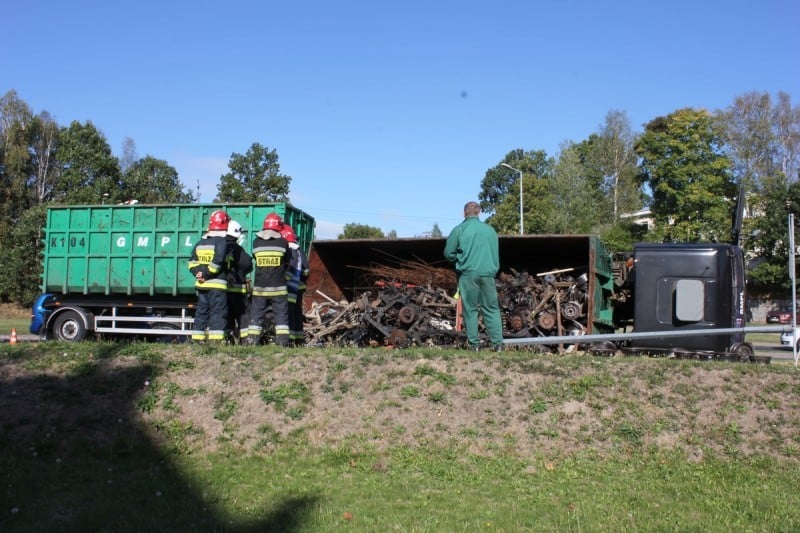 Jelenia Góra: Przewróciła się ciężarówka ze złomem  - Zdjęcie użyczone