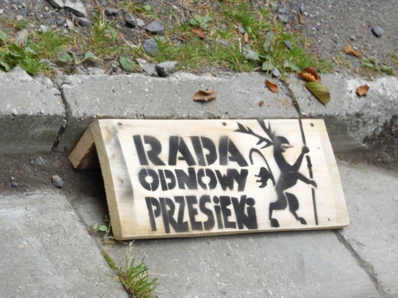 Mieszkańcy Przesieki sami poprawiają leśne drogi rowerowe - fot. Piotr Słowiński