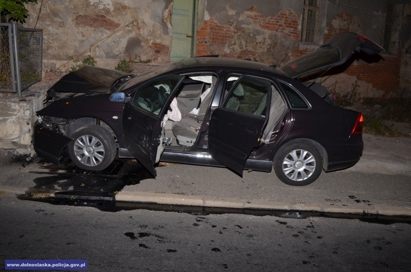Nocny pościg zakończył się na ogrodzeniu (FOTO) - dolnoslaska.policja.gov.pl