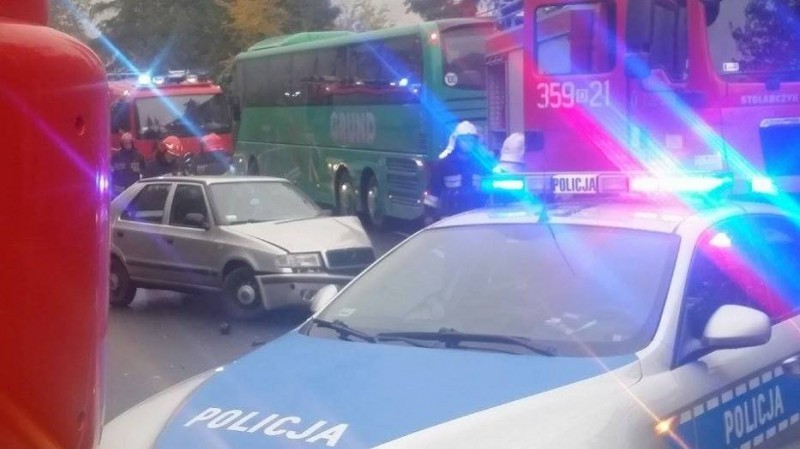 Samochód osobowy uderzył w pełen ludzi niemiecki autobus - fot. Piotr Słowiński (Radio Wrocław)