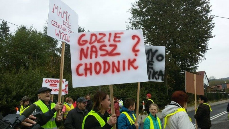 Dostali drogę zamiast chodnika, więc ją zablokowali - fot. Michał Wyszowski