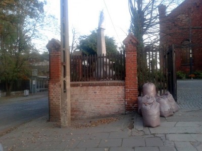 Wrocław: Remont ulicy Miłoszyckiej zagrożony? Na drodze stanął kościelny mur (POSŁUCHAJ) - 1