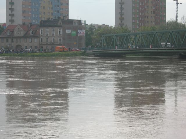 Wielka woda na Dolnym Śląsku, 20.05.10 - relacja - Most w Oławie, godzina 18.00, 20.05.10, fot. Michał Kopystyński