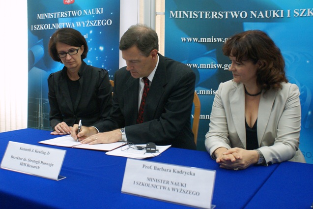 IBM wesprze EIT Plus (Posłuchaj) - Umowę o współpracy z EIT Plus podpisuje Kenneth Keating z IBM Research. Z prawej - Barbara Kudrycka, minister nauki (Fot. Urząd Marszałkowski Woj. Dolnośląskiego)