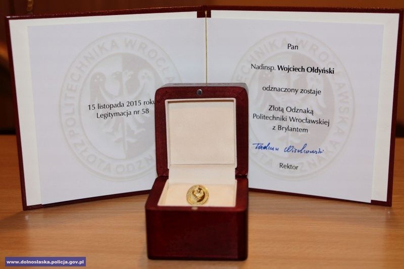 Komenda Wojewódzka Policji we Wrocław uhonorowana przez PWr - fot. dolnoslaska.policja.gov.pl