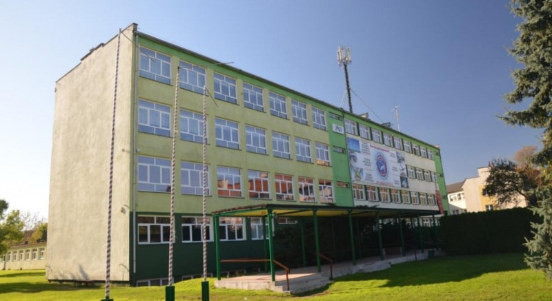 Ewakuacja uczniów z ZSTIO w Legnicy. Dwie osoby w szpitalu - Wikimedia Commons