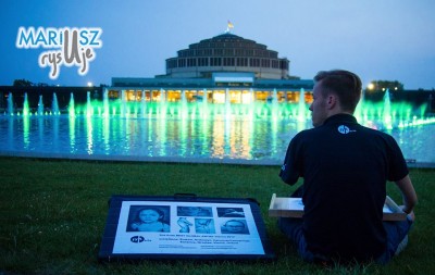 Podróżuje, maluje, przemawia i zaraża optymizmem - 1