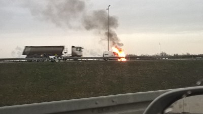 Płonący samochód na autostradowej obwodnicy