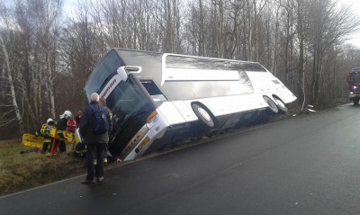 Świeradów-Zdrój: Autobus wiozący 54 Holendrów wypadł z drogi (ZDJĘCIA) - 1