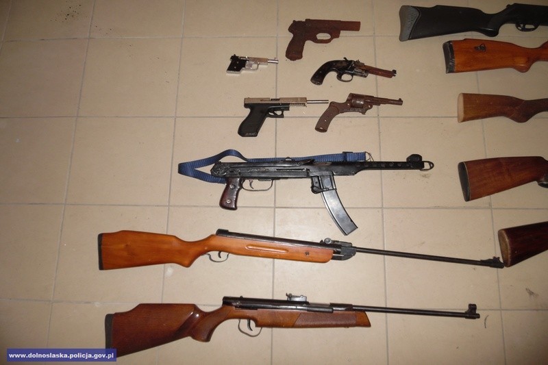 61-latek miał w domu arsenał broni (FILM, ZDJĘCIA) - fot. dolnoslaska.policja.gov.pl