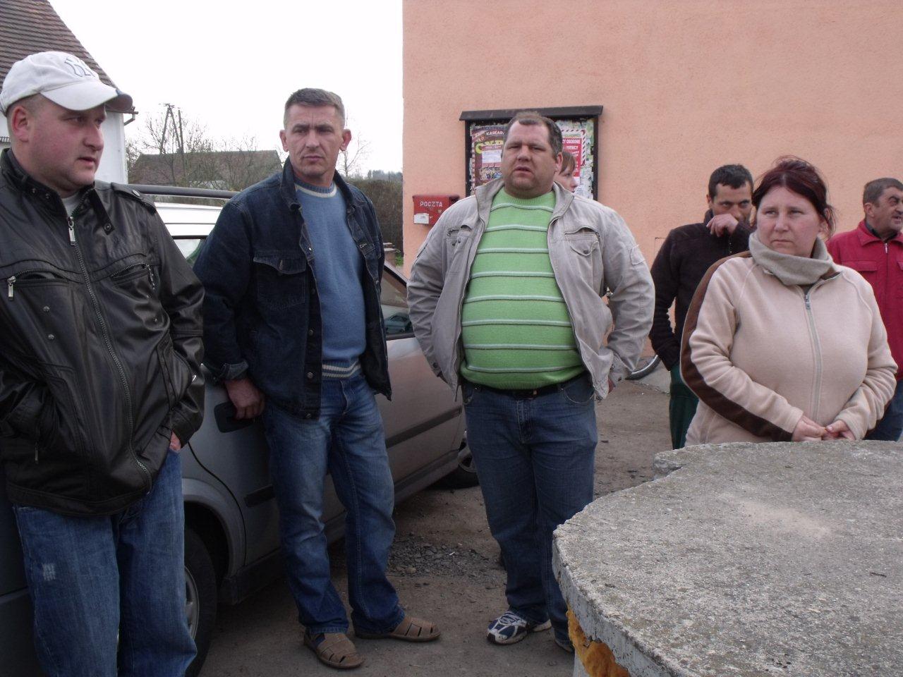 Mieszkańcy Płóczek chcą drogi - Mieszkańcy Płóczek (Fot. Piotr Słowiński)
